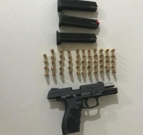 Pistola de calibre 380 com munições e carregadores apreendidos