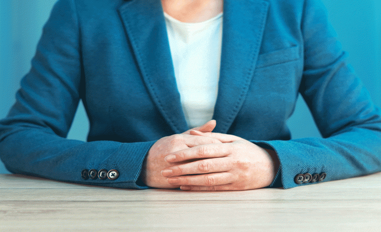 A comunicação corporal é uma forma de expressão que desempenha um papel fundamental na comunicação humana. Por meio de gestos, posturas, expressões faciais e movimentações, nosso corpo transmite o que estamos sentindo. Fernanda de Morais, Fonoaudióloga Mentora e Especialista em Comunicação e Oratória, pontua que a linguagem corporal é responsável por mais de 90% das informações transmitidas em uma interação. A expressão corporal não influencia apenas na forma como somos vistos, mas também pode ser utilizada para transmitir sentimentos. "É importante que a comunicação corporal seja coerente com o que está sendo falado. Por exemplo: um assunto sério pede menos gestos, movimentos mais firmes e certeiros; já uma conversa alegre pede mais gesticulação e movimentos mais rápidos", relata a fonoaudióloga. Para melhorar a comunicação em grupo, principalmente no ambiente corporativo, a expressão corporal também pode ser utilizada. Ao investir nessa área, é possível aumentar o poder de influência, trazer clareza e credibilidade ao que é falado, aprimorar a imagem pessoal e profissional, engajar os ouvintes, transmitir emoções e fortalecer relacionamentos pessoais e profissionais. Para iniciantes que buscam informações sobre o assunto, existem várias maneiras de aperfeiçoar essa habilidade. "A leitura de livros, a observação de pessoas que são referência em comunicação, como professores, palestrantes e apresentadores de TV e a autoanálise por meio de gravações de vídeos são algumas opções. Fazer uma gravação e assistir, observando a sincronia da linguagem corporal e das palavras, pode ser uma forma enriquecedora de aprender e aprimorar a comunicação do corpo", declara a especialista. Podemos utilizar a comunicação não verbal como forma de transmitir emoções e sentimentos. Através da postura corporal, segundo Fernanda, podemos revelar confiança, desleixo, desconforto, receptividade ou insegurança. A expressão facial também desempenha um papel fundamental, com o sorriso indicando felicidade e a testa franzida expressando preocupação ou descontentamento. ﻿O contato visual é outra maneira de transmitir emoções, demonstrando interesse, sinceridade e confiança. Além disso, os gestos devem apoiar as ênfases, ressaltando ideias e emoções. "Quanto mais sincronia houver entre o que se fala e como se movimenta, mais emoção e verdade serão transmitidas". Para aprimorar a expressão corporal, a fonoaudióloga Fernanda de Morais separou dicas importantes. Confira: - Consciência corporal: quanto mais você tiver consciência de como senta, de como anda, de como permanece em pé e como se movimenta, melhor será a sua expressão corporal, por isso, esteja atento e concentre sua atenção nisso. - Observe outras pessoas: preste atenção aos gestos, posturas e expressões faciais que elas usam para transmitir emoções e sentimentos. Isso pode ajudar você a desenvolver uma maior compreensão da maneira como se expressa. - Treinamento: se você deseja aprimorar ainda mais suas habilidades de expressão corporal, considere a possibilidade de fazer uma mentoria ou participar de treinamentos específicos de comunicação e oratória. Aprimorar a expressão corporal é um processo contínuo. Quanto mais você praticar e se dedicar a entender seu próprio corpo, mais habilidades de comunicação não verbal poderá desenvolver.