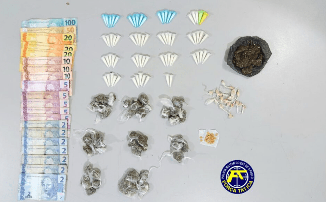 Jovem de 23 anos e adolescente de 16 são presos por tráfico de drogas