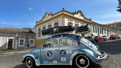 Batatuba receberá evento religioso e exibição de carros antigos nos dias 14 e 15/07 O bairro de Batatuba, em Piracaia, fundado pelo empresário (Jan Antonin) Bata ganha mais uma oportunidade de promoção. Nos dias 14 e 15 de julho de 2023 o Dr. Evandro Trachta, cônsul honorário da República Tcheca em Batayporã (MS), estará na região para cumprir agenda em dois encontros e reforçar os laços de Batatuba com a República Tcheca nas áreas religiosa e do colecionismo. Um convite do empresário Dirceu Cardoso, presidente do Núcleo Cultural Jan Antonin Bata. No dia 14/07, sexta-feira, às 18h, acontecerá uma recepção ao Dr. Evandro na Igreja de São Brás, em Batatuba, onde contará um pouco sobre a recente peregrinação que realizou até o Santuário do Menino Jesus de Praga, em São João del Rei (MG) e a bordo de seu fusca. Na ocasião, se reunirá com o pároco, a comunidade católica e amigos para explicar sobre a origem da devoção ao Menino Jesus de Praga, que remonta ao século XVII e está ligada a um convento dos freis Carmelitas Descalços, situado em Praga, República Checa . Já no sábado, 15/07, às 09h, será realizado um bate papo com café da manhã comunitário para que o cônsul honorário conte um pouco mais sobre sua paixão pelo automóvel Fusca e amplie a conexão tcheca com a região. A atividade contará com a participação de proprietários de carros antigos da região e tem o suporte do Clube de Autos Antigos de Piracaia. Será na praça central de Batatuba. Segundo o Clube devem estar presentes modelos como o Maverick GT de 1974, monzas, fuscas, pickups e demais raridades que chamam a atenção dos amantes do automobilismo e colecionismo de carros antigos. "O pioneiro empreendedor e visionário Jan Antonin Bata, figura respeitada e admirada até hoje, incentivava o colecionismo de objetos identificados com a nossa história. Assim, reunir o Dr. Evandro, sua devoção pelo Menino Jesus de Praga e sua paixão pelo fusca foi uma forma de trazer mais oportunidades para Batatuba nesses intercâmbios tchecos-brasileiros que incentivamos nos últimos anos", afirma Dirceu Cardoso. Evandro Trachta é neto do tcheco Jindrich Trachta, pioneiro de Batayporã e um dos principais responsáveis pela execução do projeto do também tcheco, Jan Antonin Bata, que resultou na criação da cidade. Após a morte de seu avô, Evandro Trachta se tornou o grande pivô no que se refere a criação do Centro de Memória Jindrich Trachta, estreitando os laços e executando projetos com a República Tcheca. Batayporã se tornou um dos destinos mais escolhidos pelos tchecos que visitam o Brasil. O diplomata firmou parcerias entre universidades tchecas e brasileiras e articulou uma proximidade entre empresários dos dois países. As duas atividades são abertas ao público e contam com o apoio do Consulado Honorário da República Tcheca em Batayporã (MS), Clube de Autos Antigos de Piracaia, COMTUR Piracaia, Associação Isso é Piracaia, Redescobrindo Ideias & Eventos e Goyos Supermercados (unidades Centro e Batatuba). SERVIÇO: Evento: Recepção ao Dr. Evandro Trachta, Cônsul Honorário da República Tcheca Quando: 14 de julho, sexta-feira Hora: 18h Local: Igreja de São Brás em Batatuba, Piracaia Evento: Bate papo com o Cônsul Evandro e encontro de carros antigos da região. Quando: 15 de julho, sábado Hora: 9h Local: Praça Central de Batatuba.