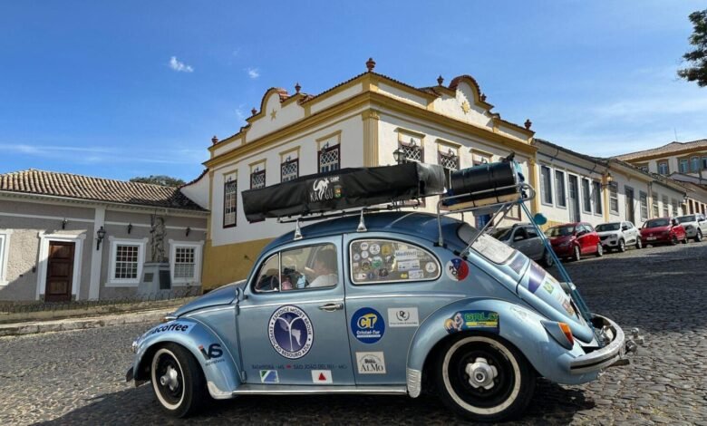 Batatuba receberá evento religioso e exibição de carros antigos nos dias 14 e 15/07 O bairro de Batatuba, em Piracaia, fundado pelo empresário (Jan Antonin) Bata ganha mais uma oportunidade de promoção. Nos dias 14 e 15 de julho de 2023 o Dr. Evandro Trachta, cônsul honorário da República Tcheca em Batayporã (MS), estará na região para cumprir agenda em dois encontros e reforçar os laços de Batatuba com a República Tcheca nas áreas religiosa e do colecionismo. Um convite do empresário Dirceu Cardoso, presidente do Núcleo Cultural Jan Antonin Bata. No dia 14/07, sexta-feira, às 18h, acontecerá uma recepção ao Dr. Evandro na Igreja de São Brás, em Batatuba, onde contará um pouco sobre a recente peregrinação que realizou até o Santuário do Menino Jesus de Praga, em São João del Rei (MG) e a bordo de seu fusca. Na ocasião, se reunirá com o pároco, a comunidade católica e amigos para explicar sobre a origem da devoção ao Menino Jesus de Praga, que remonta ao século XVII e está ligada a um convento dos freis Carmelitas Descalços, situado em Praga, República Checa . Já no sábado, 15/07, às 09h, será realizado um bate papo com café da manhã comunitário para que o cônsul honorário conte um pouco mais sobre sua paixão pelo automóvel Fusca e amplie a conexão tcheca com a região. A atividade contará com a participação de proprietários de carros antigos da região e tem o suporte do Clube de Autos Antigos de Piracaia. Será na praça central de Batatuba. Segundo o Clube devem estar presentes modelos como o Maverick GT de 1974, monzas, fuscas, pickups e demais raridades que chamam a atenção dos amantes do automobilismo e colecionismo de carros antigos. "O pioneiro empreendedor e visionário Jan Antonin Bata, figura respeitada e admirada até hoje, incentivava o colecionismo de objetos identificados com a nossa história. Assim, reunir o Dr. Evandro, sua devoção pelo Menino Jesus de Praga e sua paixão pelo fusca foi uma forma de trazer mais oportunidades para Batatuba nesses intercâmbios tchecos-brasileiros que incentivamos nos últimos anos", afirma Dirceu Cardoso. Evandro Trachta é neto do tcheco Jindrich Trachta, pioneiro de Batayporã e um dos principais responsáveis pela execução do projeto do também tcheco, Jan Antonin Bata, que resultou na criação da cidade. Após a morte de seu avô, Evandro Trachta se tornou o grande pivô no que se refere a criação do Centro de Memória Jindrich Trachta, estreitando os laços e executando projetos com a República Tcheca. Batayporã se tornou um dos destinos mais escolhidos pelos tchecos que visitam o Brasil. O diplomata firmou parcerias entre universidades tchecas e brasileiras e articulou uma proximidade entre empresários dos dois países. As duas atividades são abertas ao público e contam com o apoio do Consulado Honorário da República Tcheca em Batayporã (MS), Clube de Autos Antigos de Piracaia, COMTUR Piracaia, Associação Isso é Piracaia, Redescobrindo Ideias & Eventos e Goyos Supermercados (unidades Centro e Batatuba). SERVIÇO: Evento: Recepção ao Dr. Evandro Trachta, Cônsul Honorário da República Tcheca Quando: 14 de julho, sexta-feira Hora: 18h Local: Igreja de São Brás em Batatuba, Piracaia Evento: Bate papo com o Cônsul Evandro e encontro de carros antigos da região. Quando: 15 de julho, sábado Hora: 9h Local: Praça Central de Batatuba.