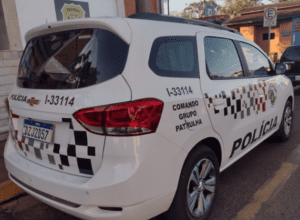 Jovem revoltado causa estragos em agência bancária