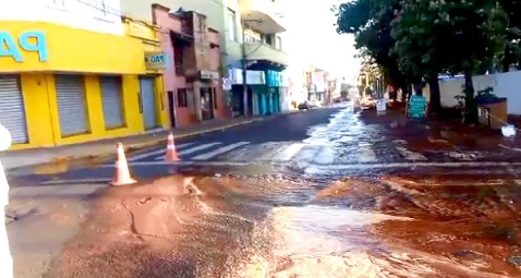 Rompimento de adutora provoca falta de água e altera trânsito