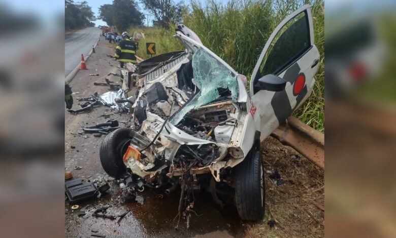 Duas pessoas morrem em batida entre carro e caminhão