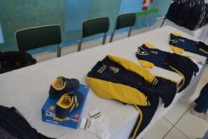 A prefeitura de Guaíra, através da Diretoria Municipal de Educação, iniciou a entrega de uniformes em toda a rede municipal de ensino. O que chamou a atenção de pais, professores e educadores foi a qualidade dos itens, inclusive o tênis, de uma marca reconhecida como uma das melhores para os pés das crianças. O prefeito Junão e confirmou que os itens entregues são de qualidade, como: camisetas, bermudas, agasalhos e tênis da marca Pé com Pé. Ele ainda afirmou trabalhar "dentro da legalidade, com honestidade e comprometimento e só oferecemos o melhor para as nossas crianças", afirmou Junão. A entrega continua nos próximos dias, em todas as unidades para todos os 3.600 alunos matriculados na rede. O kit que os estudantes estão recebendo contém: duas camisetas de manga curta, duas bermudas (Ensino Fundamental), uma bermuda ou um short saia (para meninas da educação infantil), um jogo de calça e agasalho de inverno, dois pares de meia, uma mochila e um par de tênis. LEIA MAIS VÍDEO – Vídeo de Anestesista estuprando grávida pode ser encontrado sem tarja no Twitter quase um ano após crime