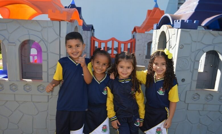 Prefeitura de Guaíra entrega uniformes para alunos da rede municipal