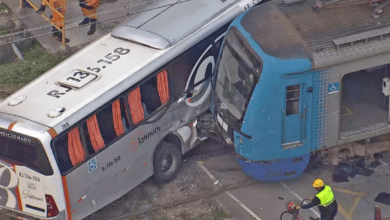 Colisão entre ônibus e trem deixa 19 feridos