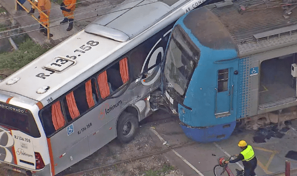 Colisão entre ônibus e trem deixa 19 feridos