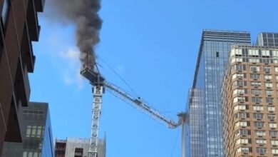 VÍDEO - Guindaste pega fogo e desaba sobre prédios em Nova York