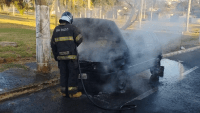 Carro é consumido por incêndio em Barretos