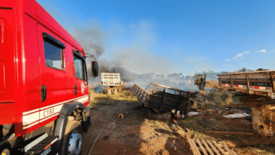 Bombeiros controlam incêndio em depósito de carrocerias