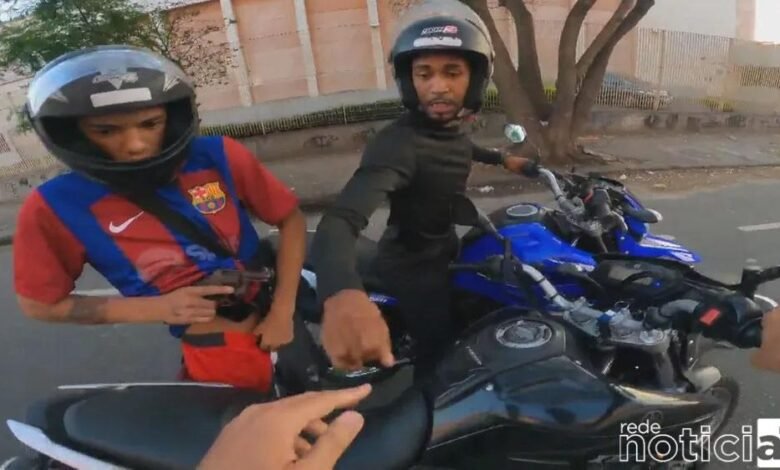 VÍDEO - Motociclista grava assalto em avenida movimentada