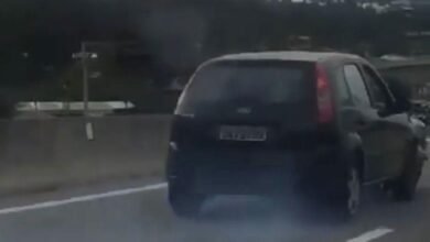 VÍDEO - Motorista dirige com motocicleta no capô após acidente