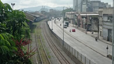 Homem tem perna amputada após ser atropelado por trem em Santos