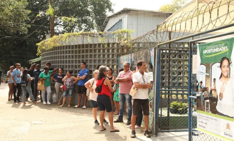 Centenas de moradores dos morros de Santos participam da Caravana do Emprego