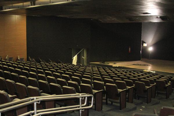 Oito meses depois, teatro de Guarujá volta a ter espetáculo