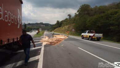 Caminhão cai e derrama diesel na alça de acesso da Anhanguera/Bandeirantes