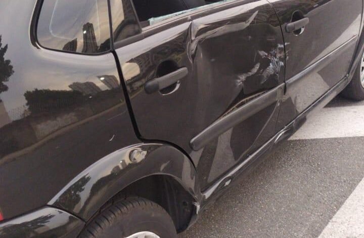Carro e moto batem perto de viaduto