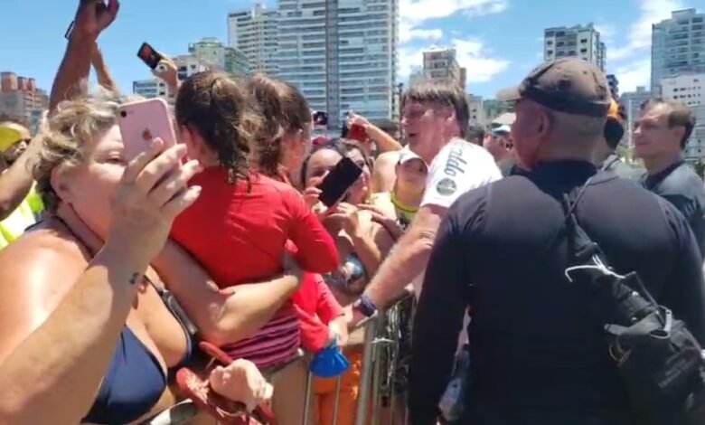 No Litoral Paulista, Bolsonaro gera constante aglomeração