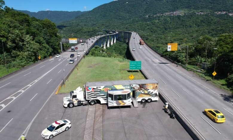 Carreta da Polícia Rodoviária está no local mais movimentado de SP