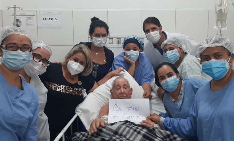 Idoso de 99 anos vence a Covid-19 e recebe alta do hospital