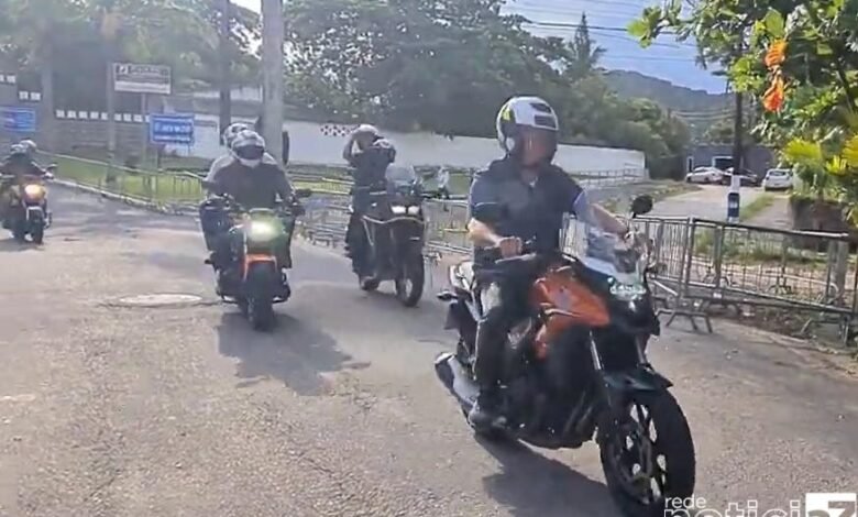 Bolsonaro passeia de moto pelo Guarujá