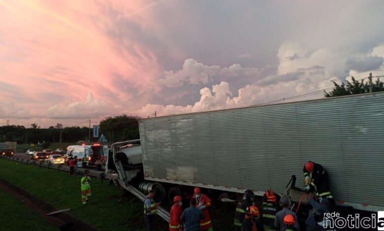 Carreta causa engavetamento na Anhanguera