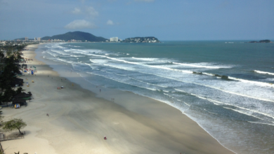 Guarujá proíbe guarda-sóis e cadeiras na praia