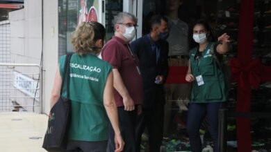 Blitz da Vigilância multa casa de sucos