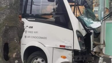 Micro-ônibus perde controle e atinge residência