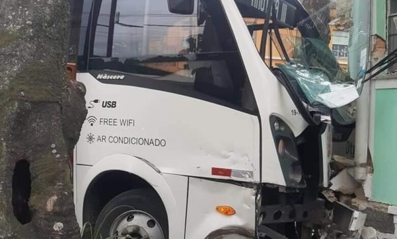 Micro-ônibus perde controle e atinge residência