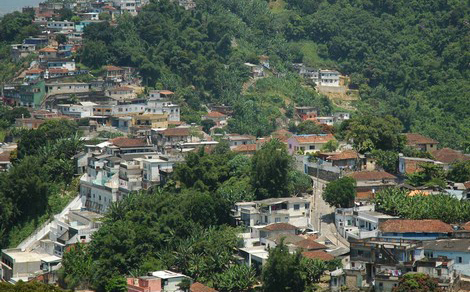 Moradores dos morros recebem orientações da Defesa Civil