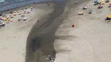 Água preta surge na areia de Praia Grande