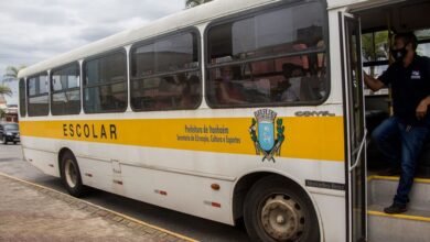Ônibus escolares são usados para transportar a população