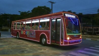 O ônibus turístico de Guarujá começa a funcionar.(26). Após a realização do trajeto técnico experimental, o veículo está pronto para levar