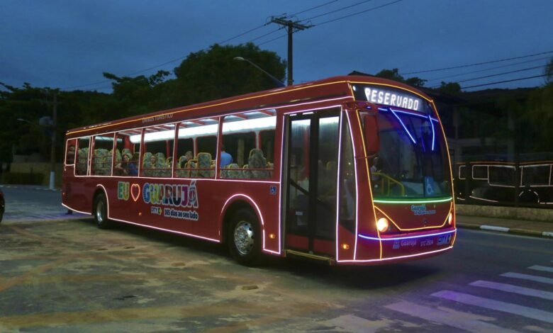 O ônibus turístico de Guarujá começa a funcionar.(26). Após a realização do trajeto técnico experimental, o veículo está pronto para levar