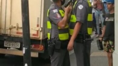 Policial aponta arma para outro PM