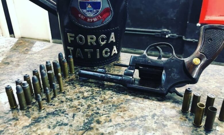 Homem bate na esposa e usa arma para intimidar