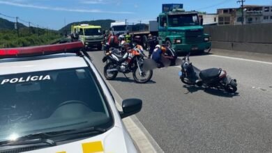 Caminhão atropela motociclista que morre