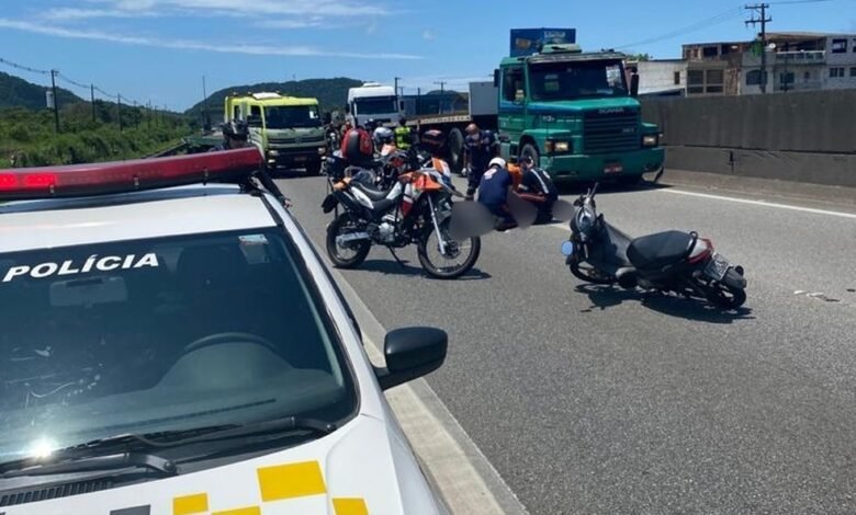 Caminhão atropela motociclista que morre