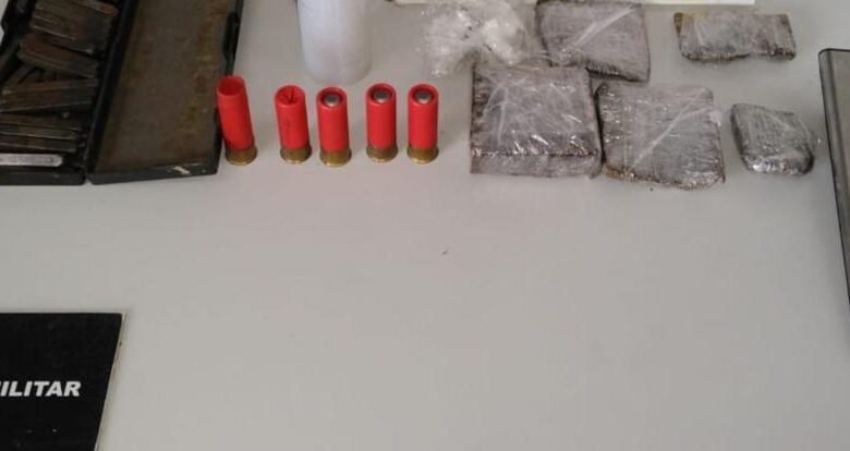 Drogas e carro roubado são apreendidos em desmanche