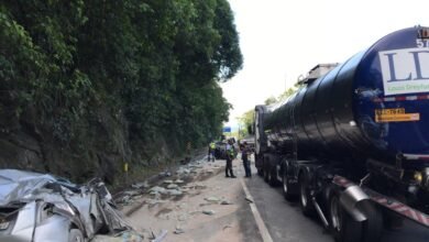 Carreta sem freio atinge dois carros e fecha Anchieta