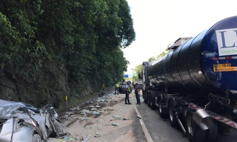 Carreta sem freio atinge dois carros e fecha Anchieta
