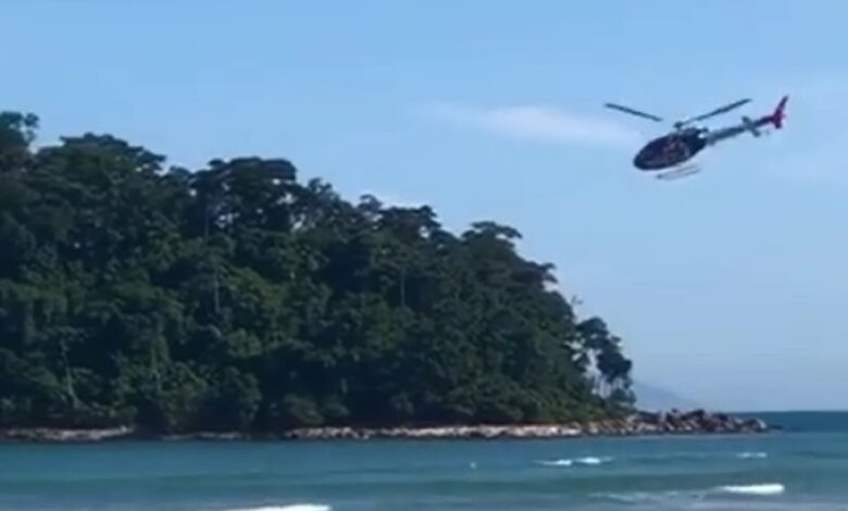 Helicóptero Águia resgata banhistas no mar