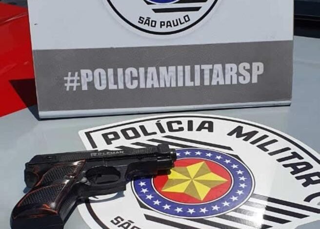 Homem com arma é preso