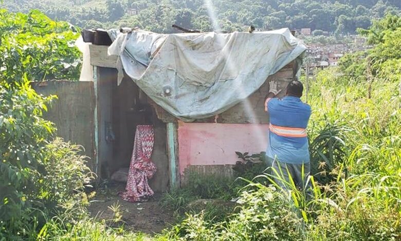 Operação conjunta faz demolição de barracos no Guarujá