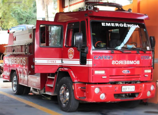 Casa pega fogo em Ubatuba e idosa de 85 anos é salva de incêndio