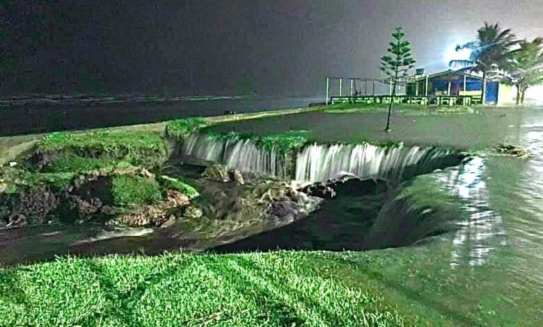 Chuva forte deixa alagamentos e crateras em Peruíbe