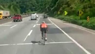 Ciclista se arrisca no meio da Rodovia