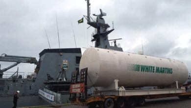 Marinha transporta cilindro de oxigênio até Manaus